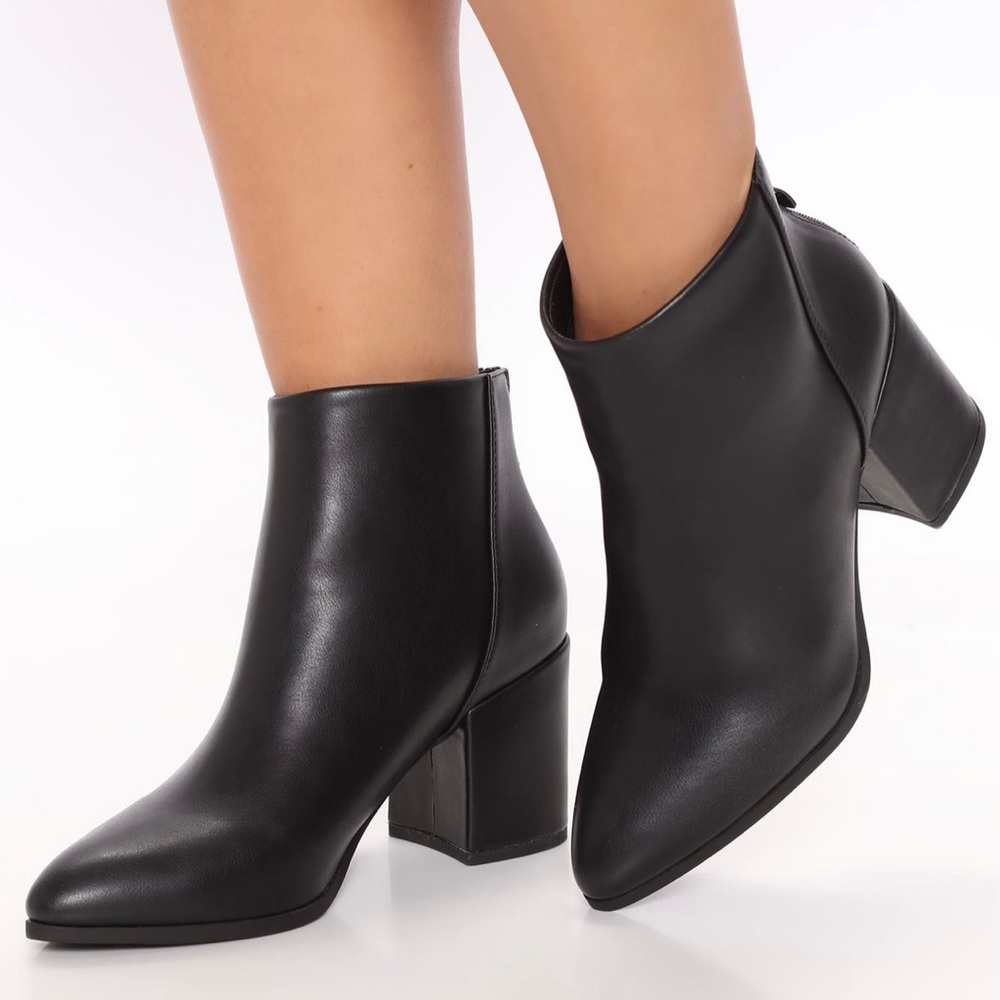 Walk This Way Booties - Black ✨